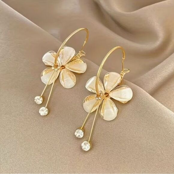 🌺 Betsey Johnson Stunning & Elegant Crystal Floral Gold and Cream Earrings 🌺 - Picture 5 of 7